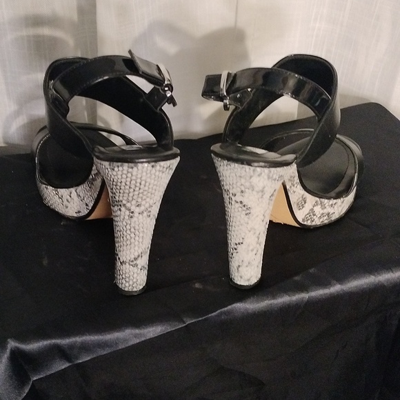 Halogen Black Leather Snake Print Heel Sandals Size 7M - Picture 3 of 4